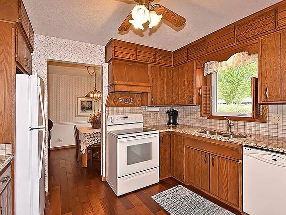 5th image of 732 18th St SE