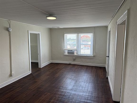 3rd image of 533 Plymouth Rd APT 4