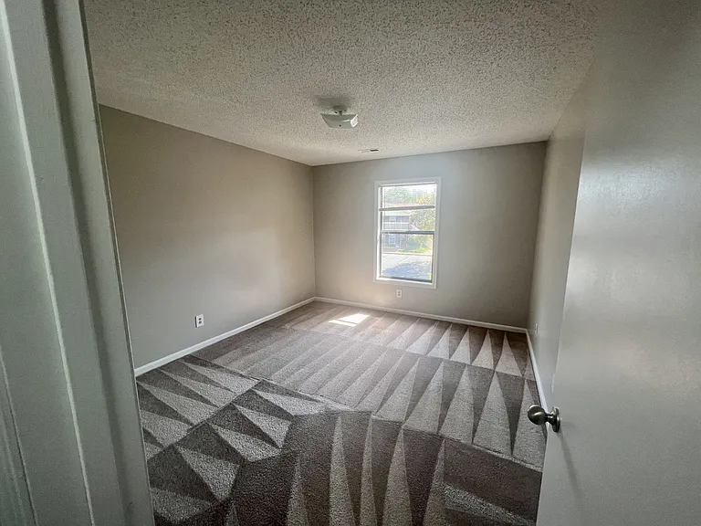 Willow Creek Apartments — Photo 13