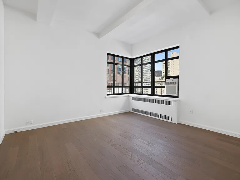 340 E 52nd St #A — Photo 5