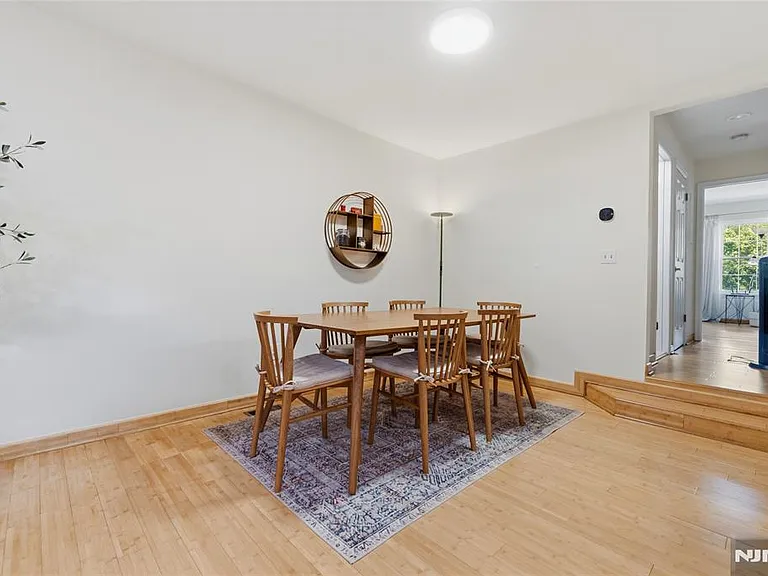 546 Windsor Dr — Photo 17