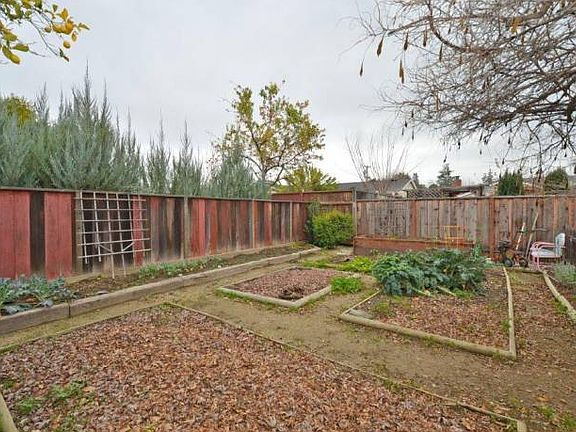 Garden area w/ raised bed