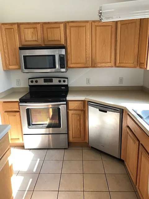 Spacious 4 bedroom, 3.5 bathroom duplex in desired location near Hilldale Mall — Photo 3