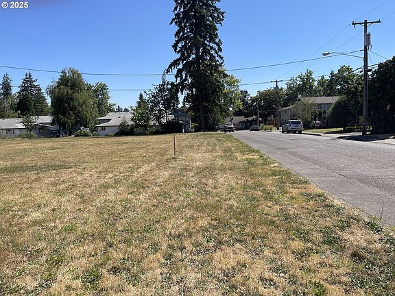 4th image of 718 SW Cedarwood Ave