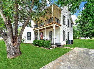 1209 C St, Floresville, TX 78114