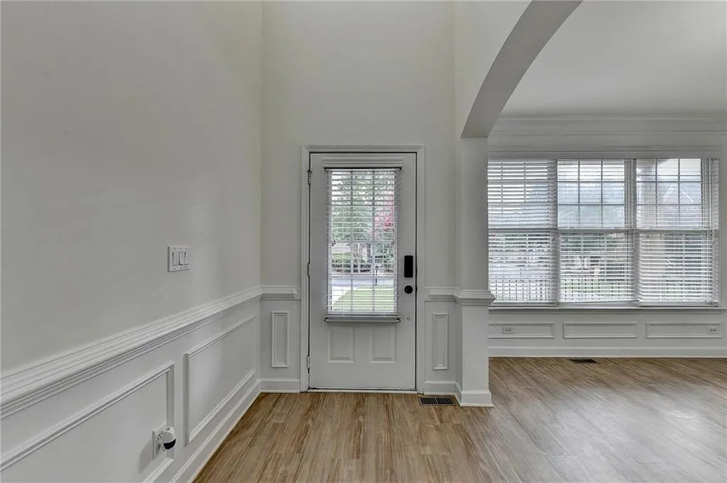 5 bed, 5.0 bath, 4494 sqft, $3,300 — Photo 4
