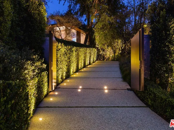 9051 Briarcrest Ln, Beverly Hills, CA 90210