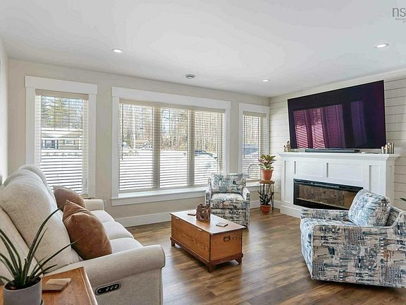 4th image of 472 Alexander Mackenzie Rd