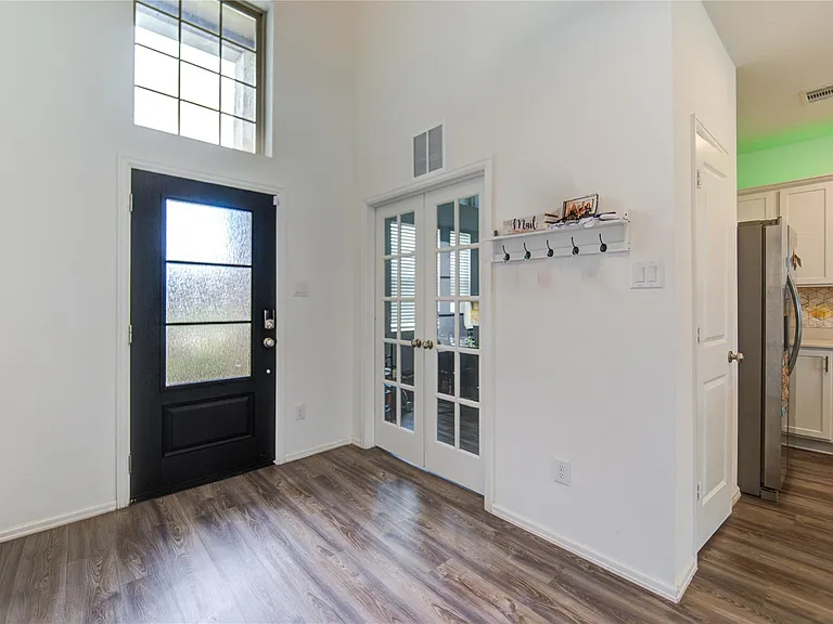 26627 Ledgemont Dr — Photo 2