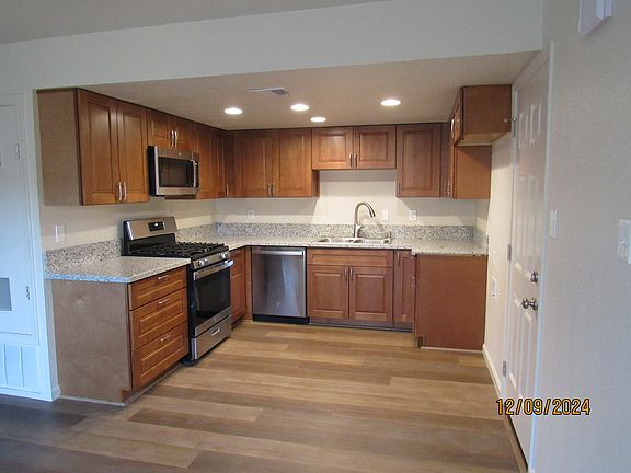 5th image of 1393 E North St