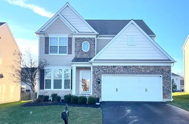 674 Empire Dr — Photo 1