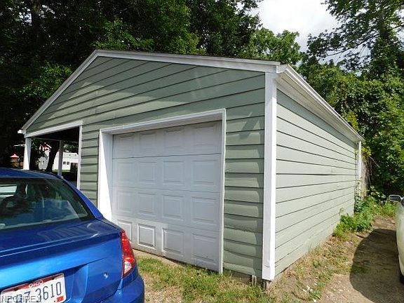 5th image of 425-425 1/2 Fairchild Ave