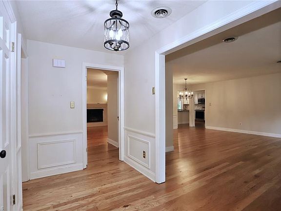 3rd image of 836 Greenwood Dr