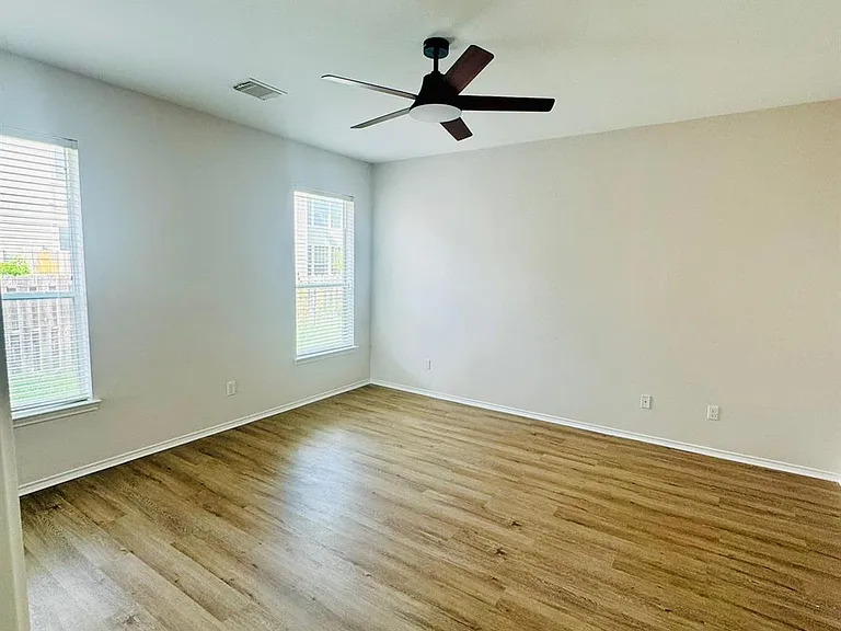 2620 Century Park Blvd — Photo 8