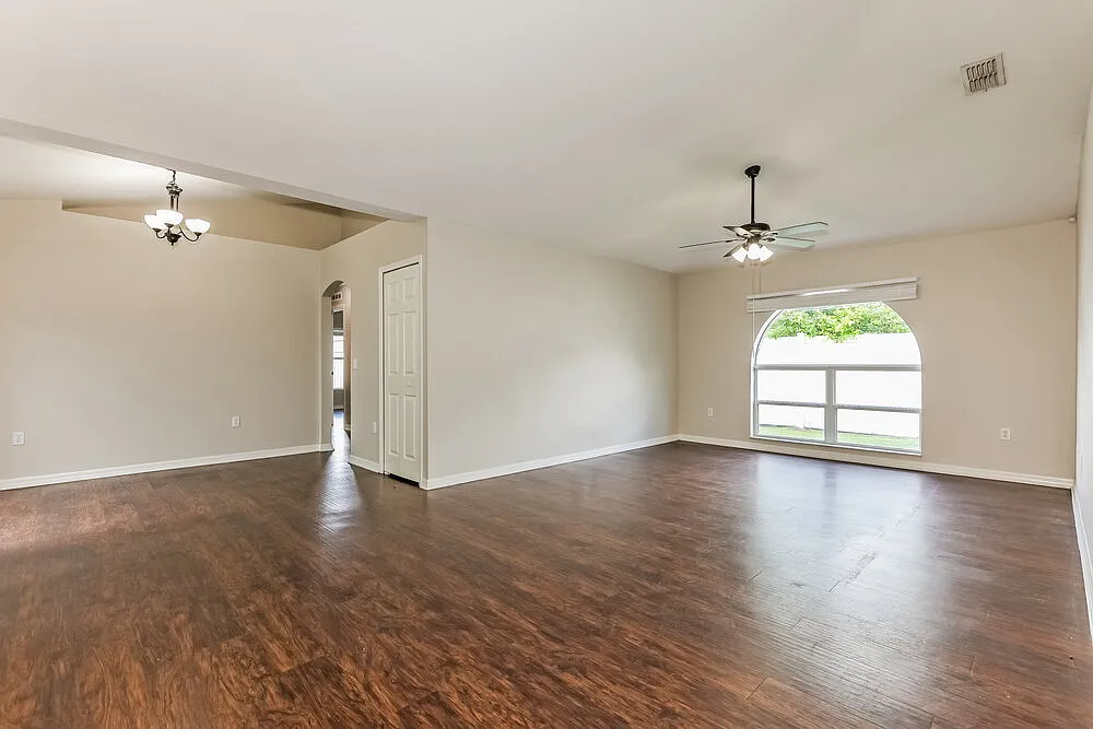 4 bed, 2.0 bath, 2088 sqft, $2,080 — Photo 3