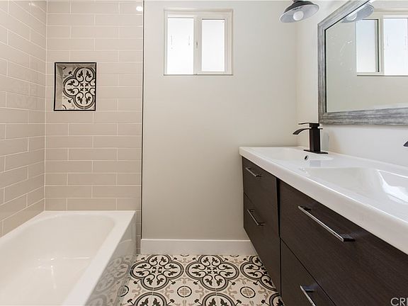 5th image of 13481-13479 Eldridge Ave