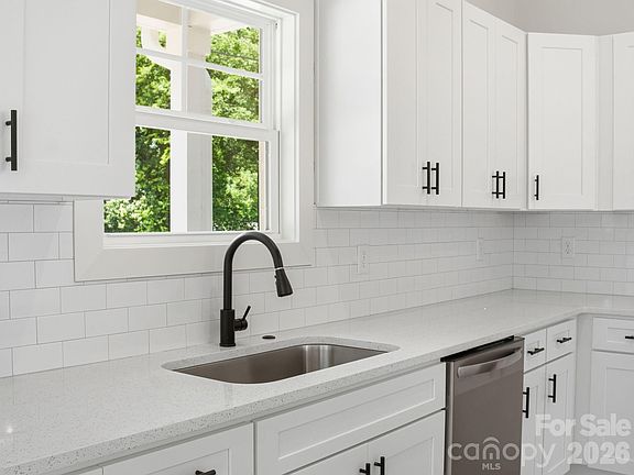 4th image of 2806 Willow St