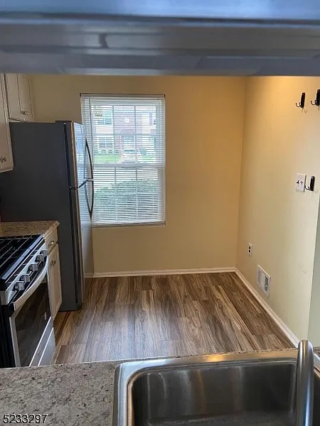 2 bed, 2.5 bath, 1254 sqft, $3,300 — Photo 4