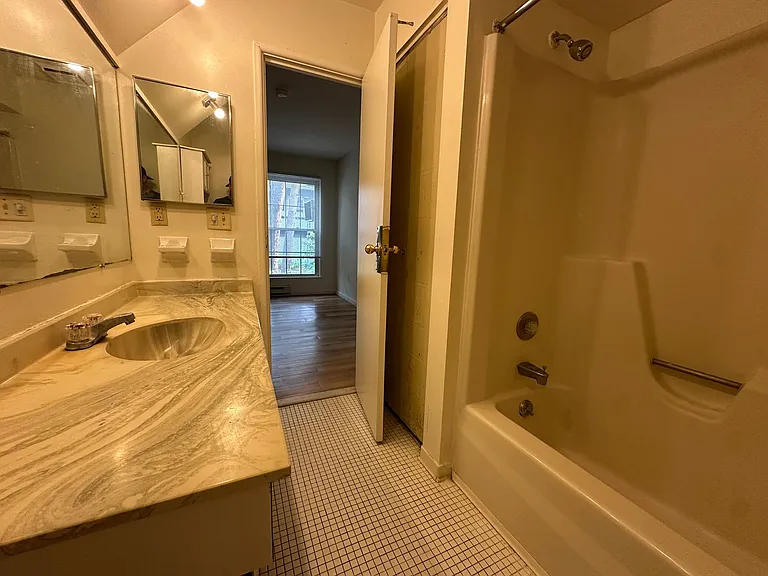 University Park Apartments near Cornell University — Photo 417