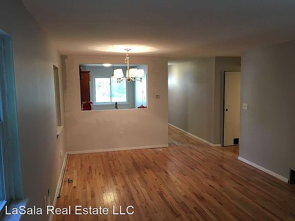 4th image of 8 Bradley Cir #H