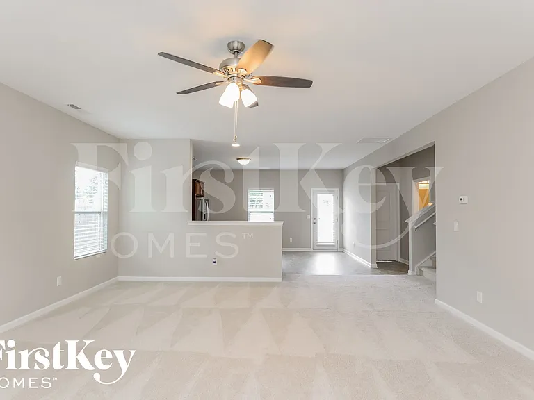 812 Southridge Dr — Photo 3