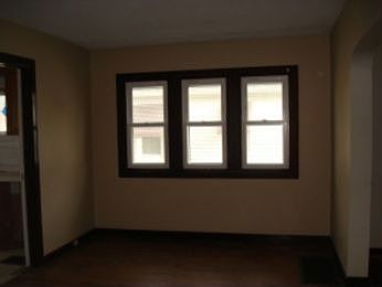 5th image of 914 E Berwyn St