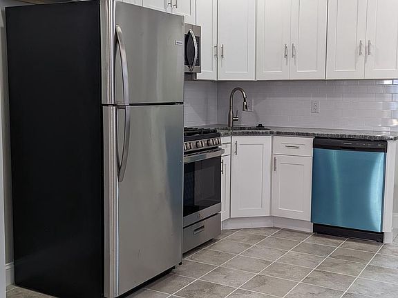 5th image of 2451 E Oakdale St