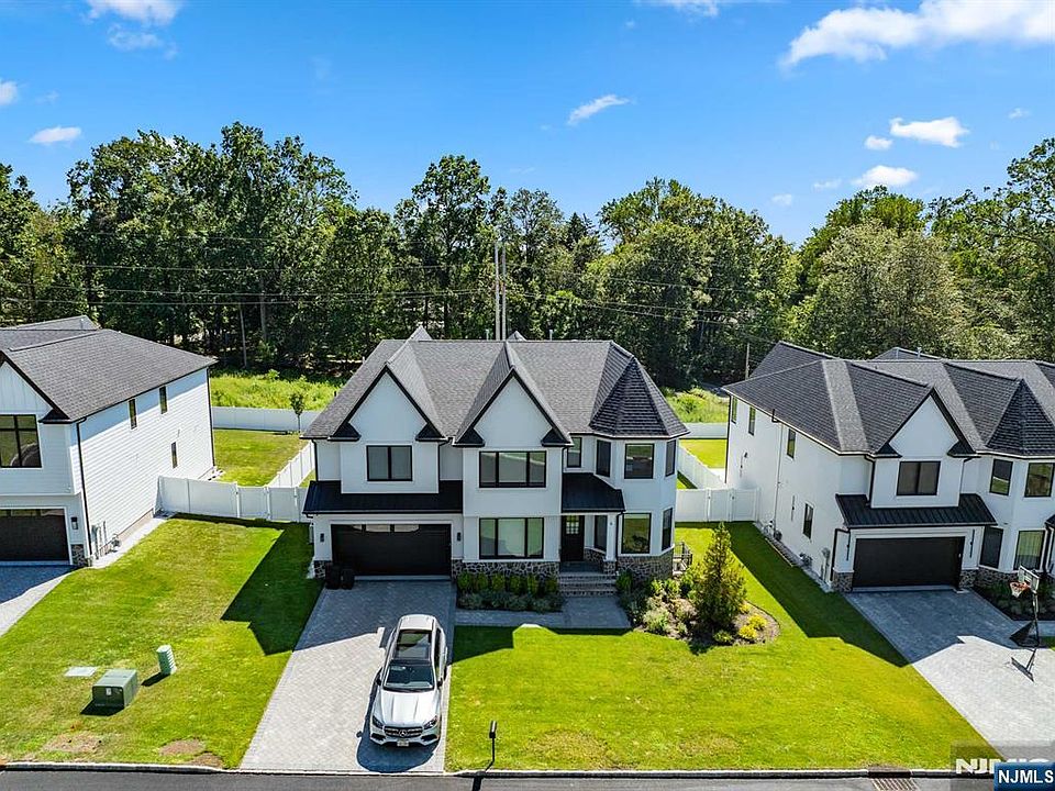 1st image of 4 Wedgehill Ln