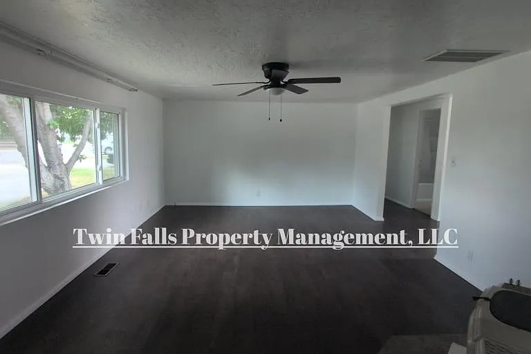 3073 Vickie Ln — Photo 9
