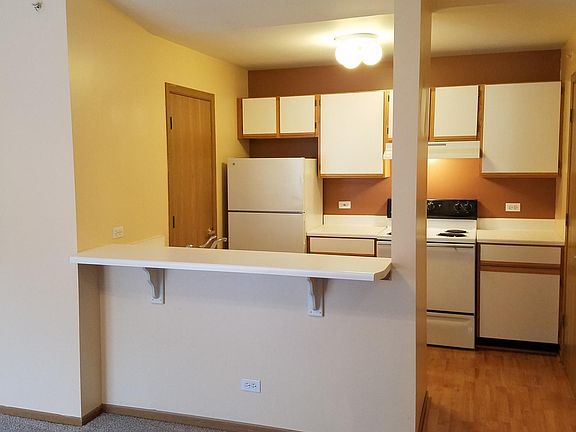 3rd image of 1551 W Crystal Rock Ct