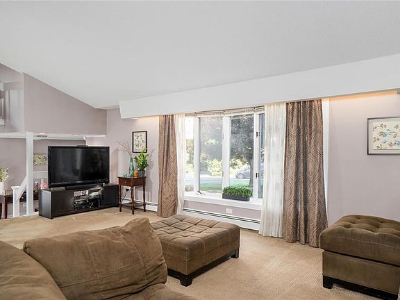 3rd image of 14 Bruce Dr