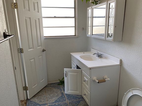 5th image of 710 W Poe St