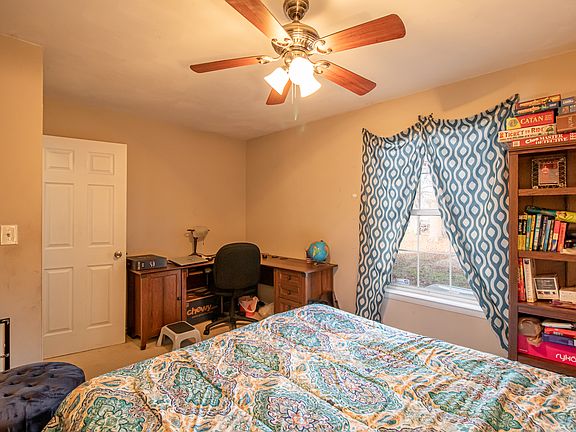 3rd image of 8956 Hammett Ave