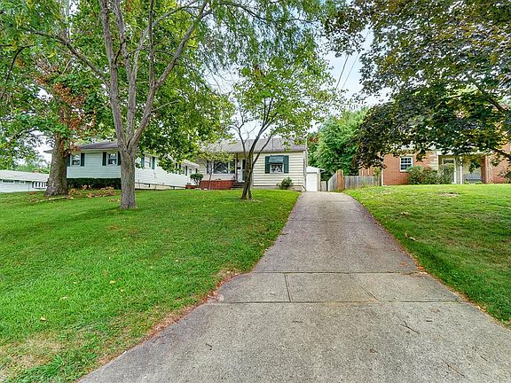 3rd image of 23 Forest Glen Dr