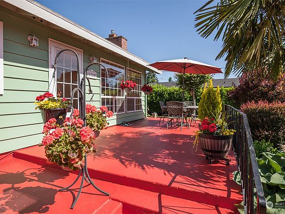 Spacious front porch>