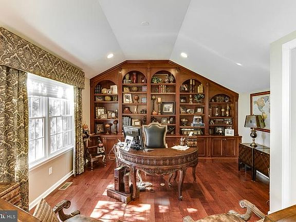2nd image of 15 Ginnie Ln
