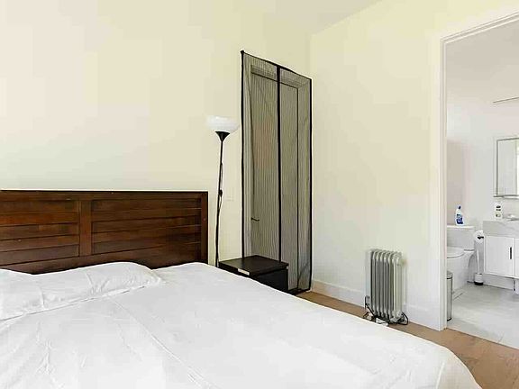 2nd image of 875 Richardson Ct #1