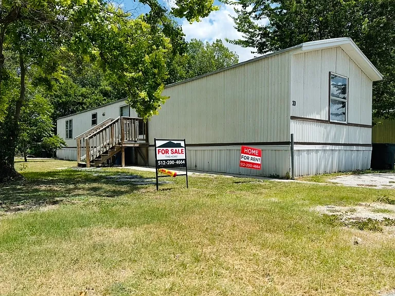 1687 Interstate Highway 35 N — Photo 1