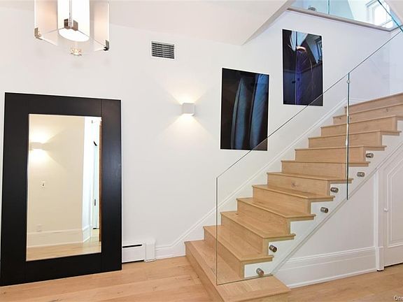 5th image of 20 Strawberry Ln