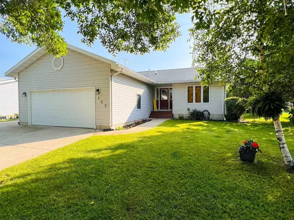 107 Lawnsdale Ct, Forest City, IA 50436