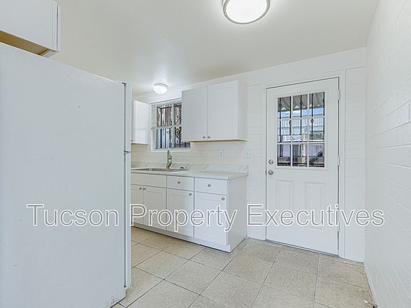 4th image of 4235 E Lee St