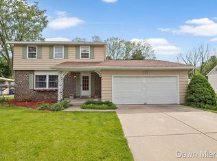 1060 N Hampton Dr NE, Grand Rapids, MI 49505