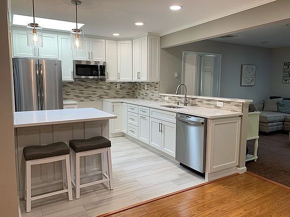 3rd image of 533 Derby Dr N