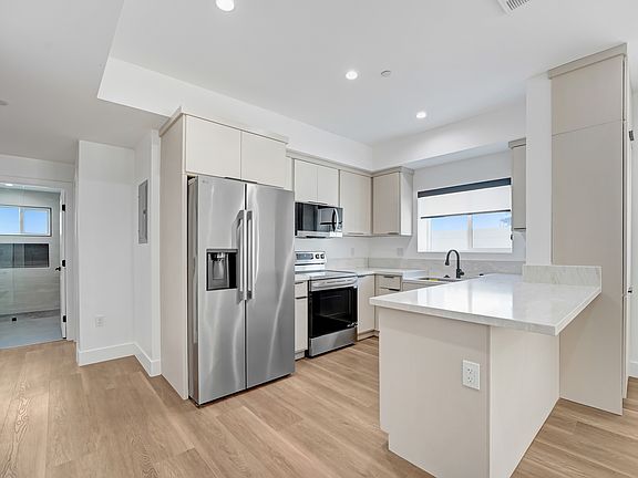 2nd image of 4338 1/4 La Clede Ave
