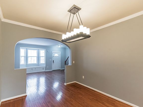5th image of 9 Sharon Ln