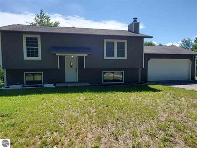 1593 Pine Tree Rd, Grawn, MI, 49637