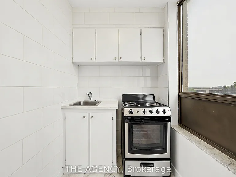 2360 Dundas St W #1019B — Photo 6