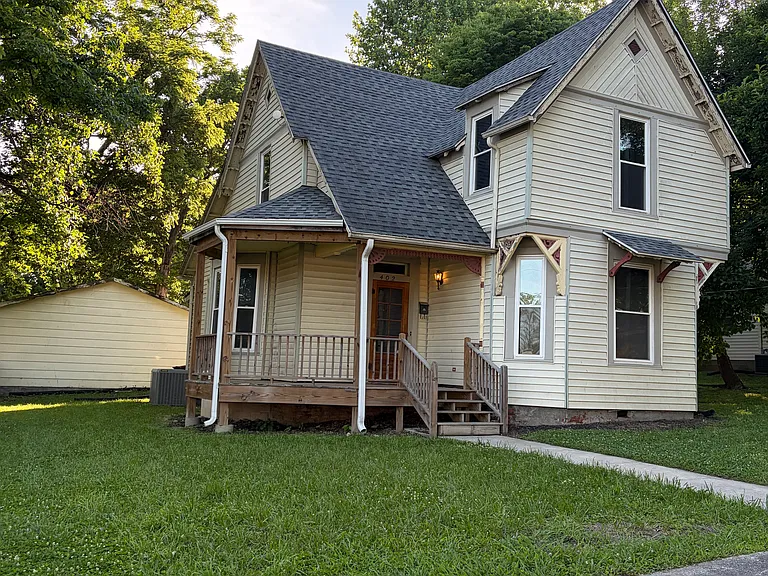 402 N Linn St — Photo 1