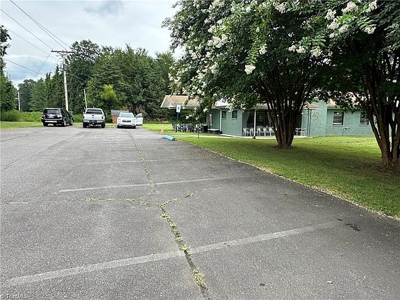 4th image of 1590 Farmington Rd