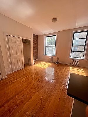 3rd image of 210 W 79th St
